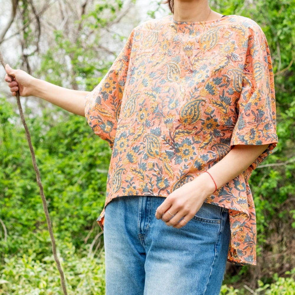 朝の気分で前を決める ブロックプリントの2WAYシャツ3枚目の説明写真です