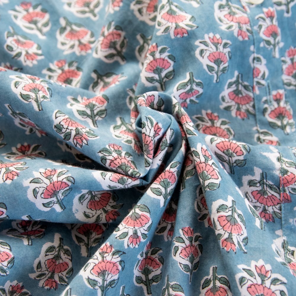 朝の気分で前を決める ブロックプリントの2WAYシャツ6枚目の説明写真です