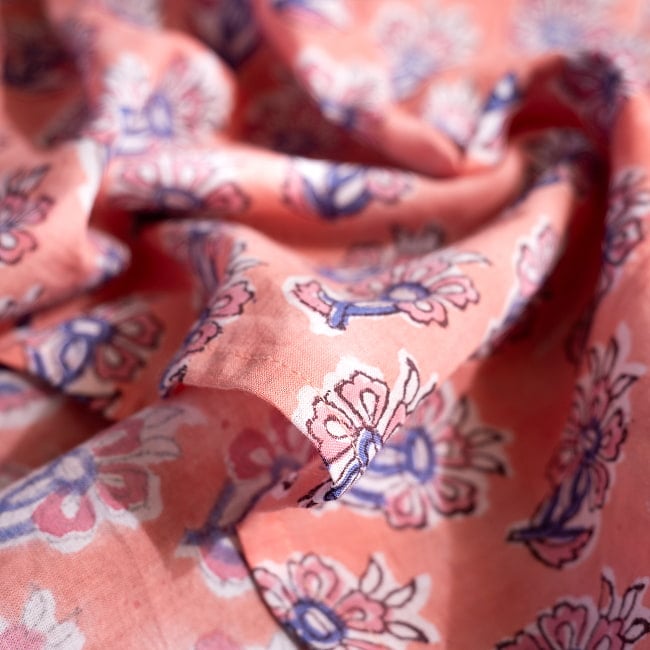 ウッドブロックプリントのバックロング クルティ風チュニックシャツ 10 - 生地は柔らかいコットン素材です