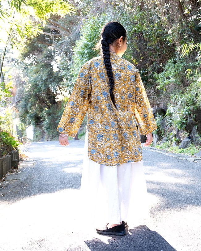 ウッドブロックプリントのバックロング クルティ風チュニックシャツ 4 - 身長150cmの女性着用例です