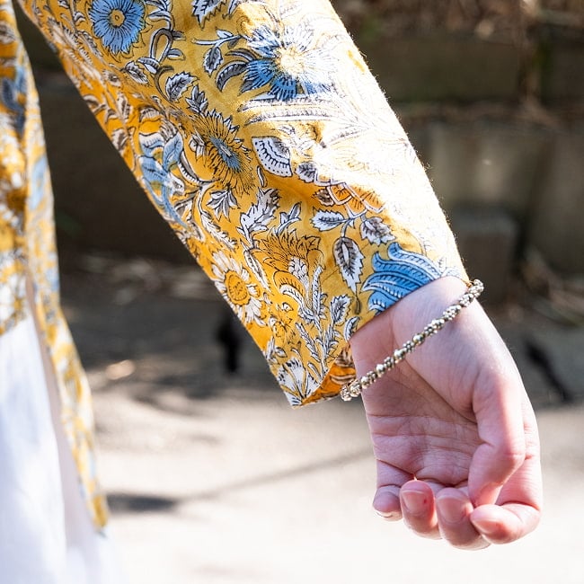 ウッドブロックプリントのバックロング クルティ風チュニックシャツ 5 - 袖口のデザインです