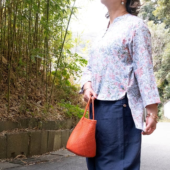 ウッドブロックプリントのバックロング クルティ風チュニックシャツ 7 - 身長157cmの着用例です