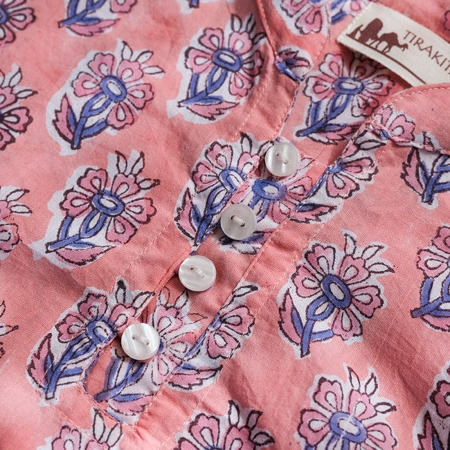 ウッドブロックプリントのバックロング クルティ風チュニックシャツ 9 - 小さめスタンドカラーデザインはクルティを思わせるデザインです