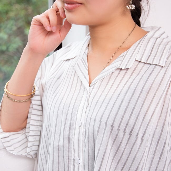 伝統職人が描く、ウッドブロック・ストライプシャツ 5 - 襟元はこのように開襟になります。