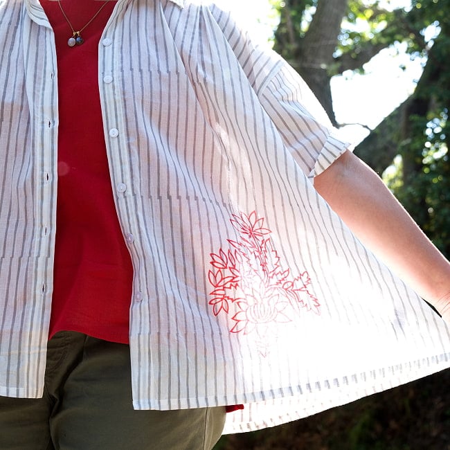 伝統職人が描く、ウッドブロック・ストライプシャツ 8 - 透け感はあるので、軽やかな印象です。