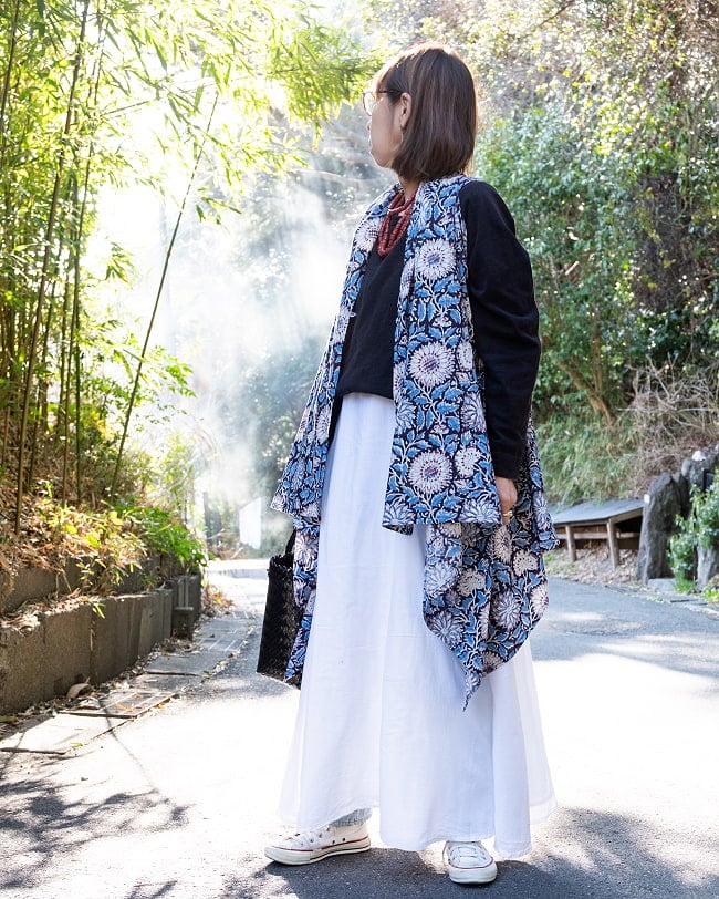 風をまとうインドの手仕事 上下反転で着回し無限大!2WAYウッドブロック・ジレ 2 - ちょっと羽織るだけでシンプルなコーディネートの良いアクセントに!身長165cmの着用例です。