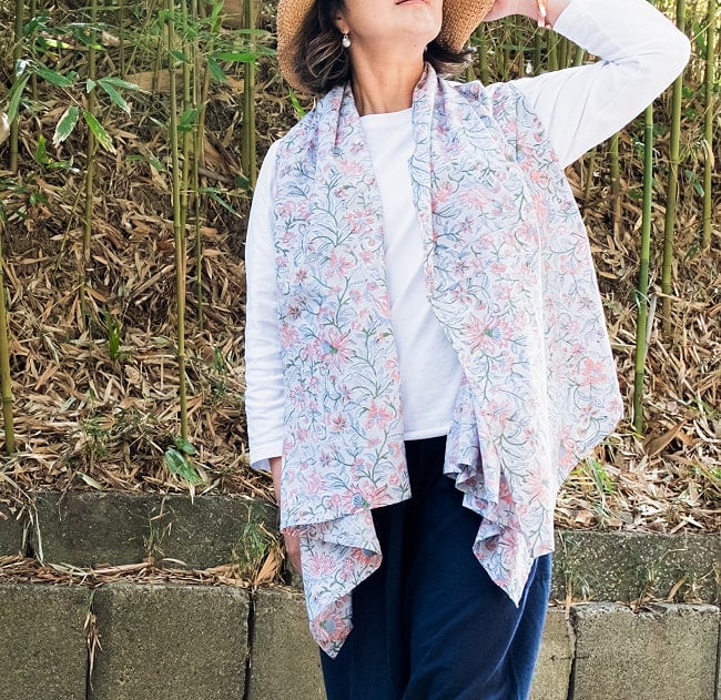 風をまとうインドの手仕事 上下反転で着回し無限大!2WAYウッドブロック・ジレ 4 - こちらは逆さまに着たバージョンです