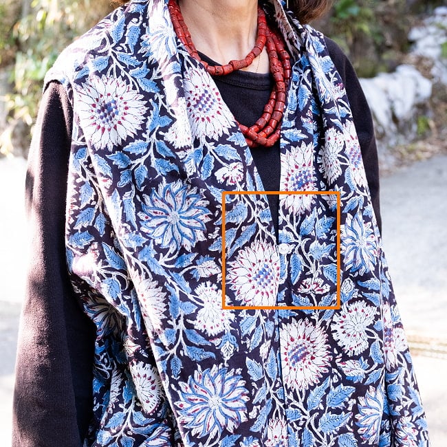 風をまとうインドの手仕事 上下反転で着回し無限大!2WAYウッドブロック・ジレ 5 - 通常着用バージョンはこの部分にボタンがあるので、軽く留めてきても◎