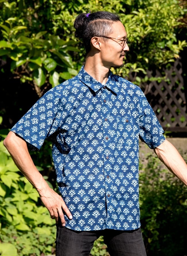 インディゴ染 メンズ 半袖 ハーフスリーブ シャツ の写真1枚目です。身長182cmのスタッフがLサイズを着てみました。インド,藍染,インディゴ,ウッドブロック,半袖シャツ,メンズ,メンズシャツ,春,夏,メンズアウター
