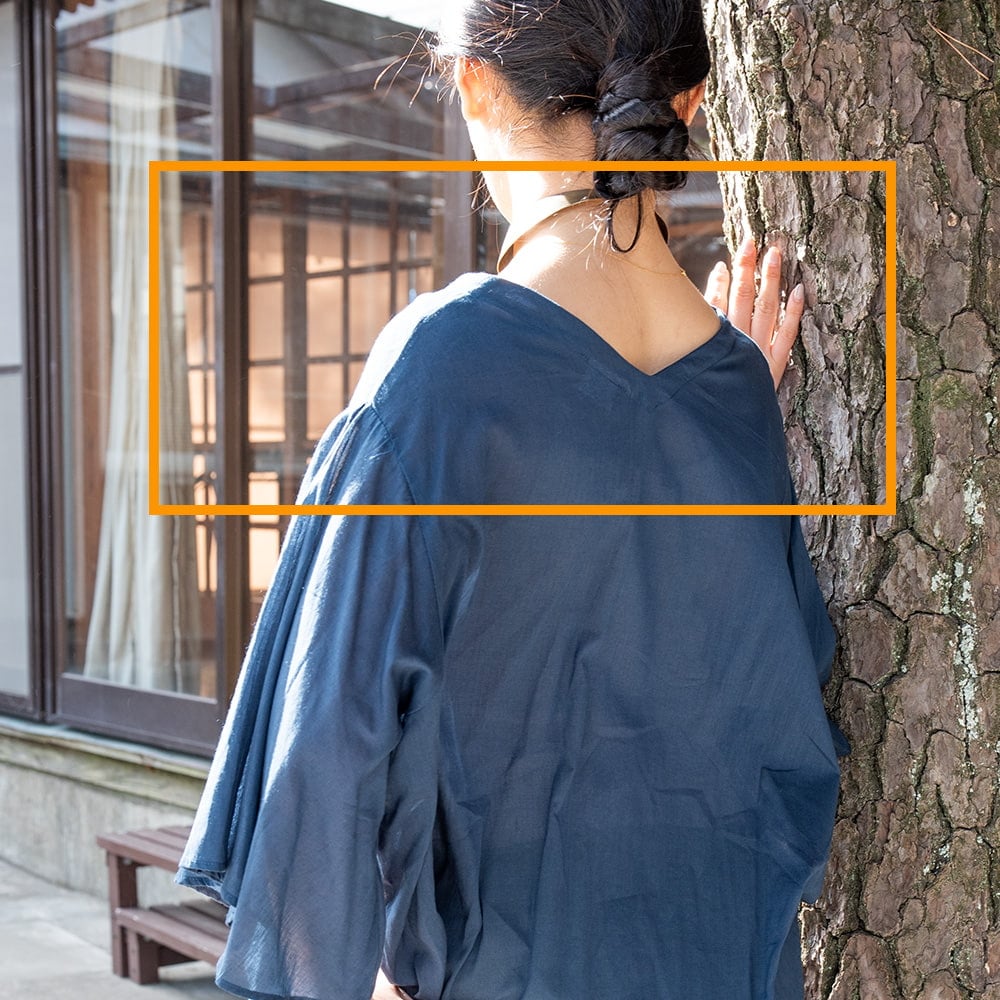 柔らかい素材が優しく肌を包む　シアー素材のワイドスリーブシャツ3枚目の説明写真です