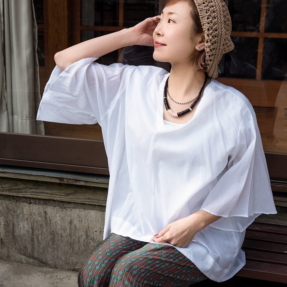 柔らかい素材が優しく肌を包む　シアー素材のワイドスリーブシャツ4枚目の説明写真です