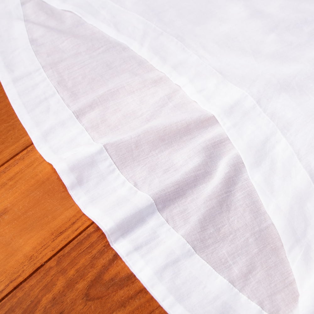 柔らかい素材が優しく肌を包む　シアー素材のワイドスリーブシャツ5枚目の説明写真です