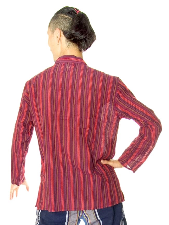 長袖ボタンクルタ 3 - 背中側の様子です。