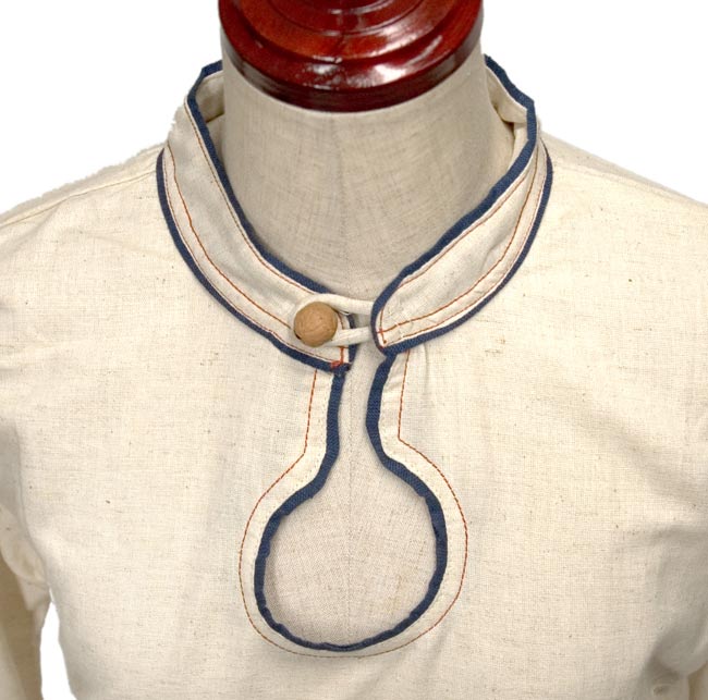 長袖ウィッチスリーブブラウス(生成り) 3 - 大きくカットされた、襟元のデザイン。こちらは、ステッチが赤色で切り返しの布色が紺のものです。