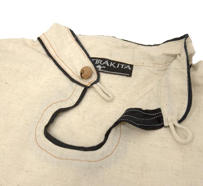 長袖ウィッチスリーブブラウス(生成り) 4 - こちらは、ステッチがオレンジ色で切り返しの布色が黒のものです。ボタンは、胡桃を模したもの?だと思います。ボタン留めが両方についていますので、お好みの紐で留めたりもできます。