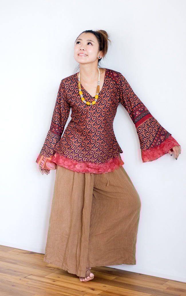 オールドサリー・ベルスリーブシャツ - ベージュ・グレー系 5 - 正面のデザインです。袖口が広がったデザインです。