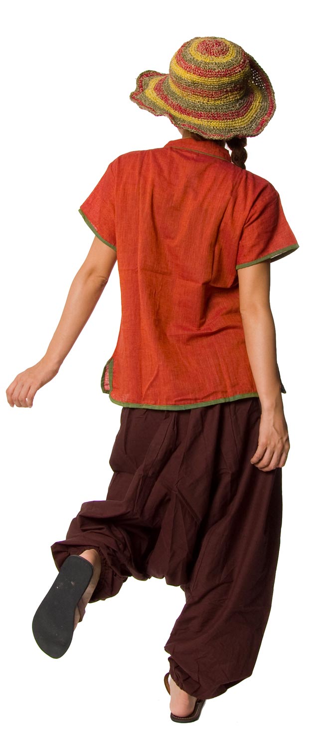 半袖コットンパイピングシャツ - 赤茶の商品写真 2枚目 後ろ姿はこんな感じです。