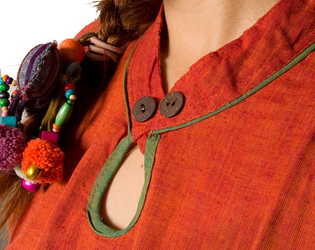 半袖コットンパイピングシャツ - 赤茶の商品写真 3枚目 襟元が可愛らしいですね。