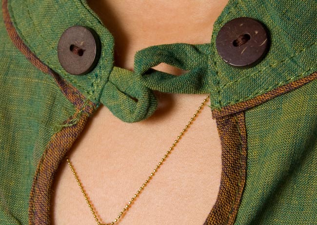 半袖コットンパイピングシャツ - 赤茶の商品写真 4枚目 どちらからでも留められるデザインが可愛いです。