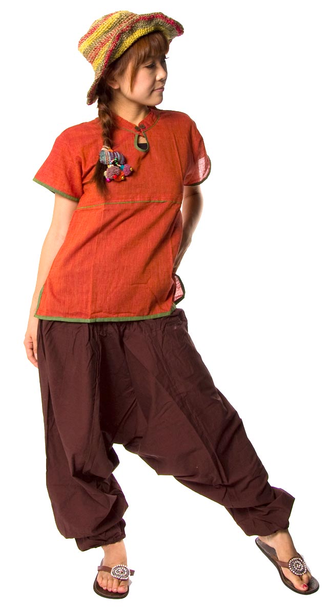 半袖コットンパイピングシャツ - 赤茶の商品写真 1枚目 150cmのモデルさんに着てもらいました。