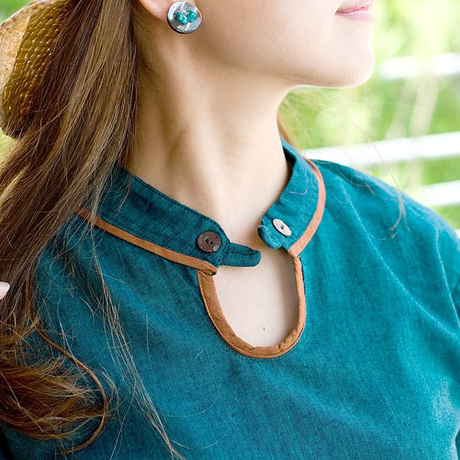 半袖コットンパイピングシャツ - 薄茶 5 - 胸元はウッドボタンとパイピングでアクセントになっています。