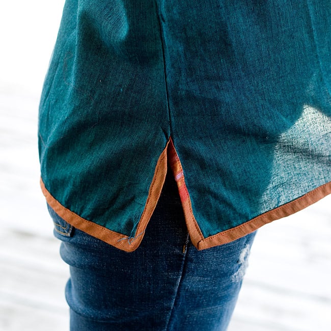 半袖コットンパイピングシャツ - 薄茶 6 - 裾のスリットもスッキリ見えますね。