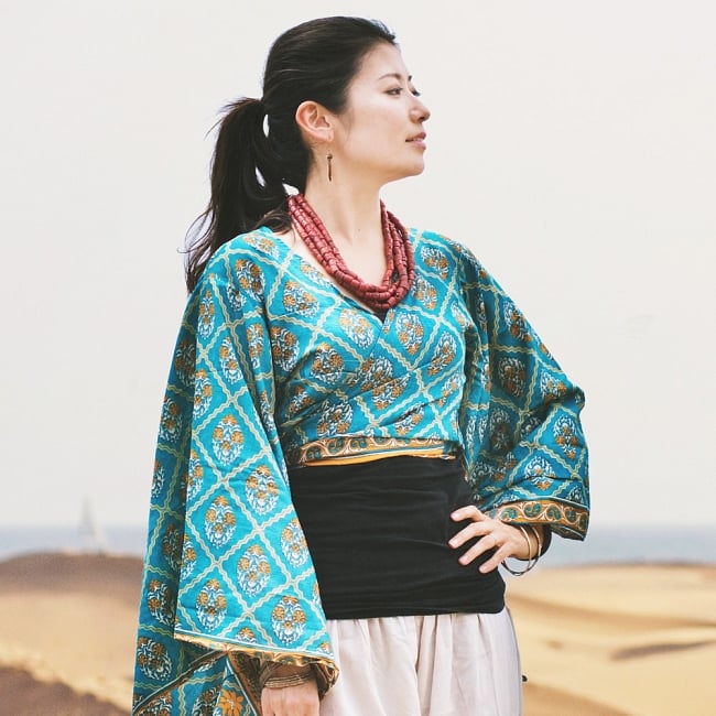 アンティークシルクサリー 長袖前結びベルスリーブシャツ - 緑系の商品写真 2枚目 身長165cmのモデルさんの着用例です。