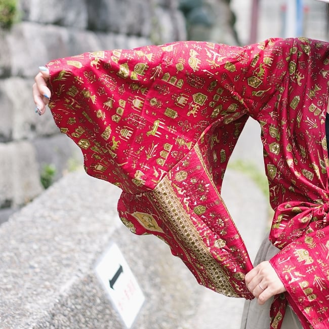 アンティークシルクサリー 長袖前結びベルスリーブシャツ - 緑系の商品写真 6枚目 結び目の写真です。背中で結んでもいいですし、結ばないのもありなので、自由に着こなすことができます。