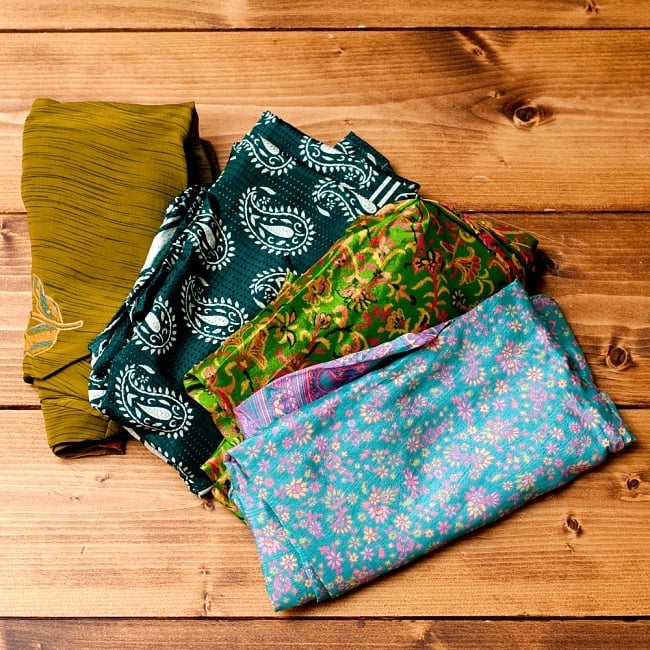 アンティークシルクサリー 長袖前結びベルスリーブシャツ - 緑系の商品写真 1枚目 お送りする商品例を並べたところです。アソート品となりますので、このような物の中から当店で選んで発送させていただきます。