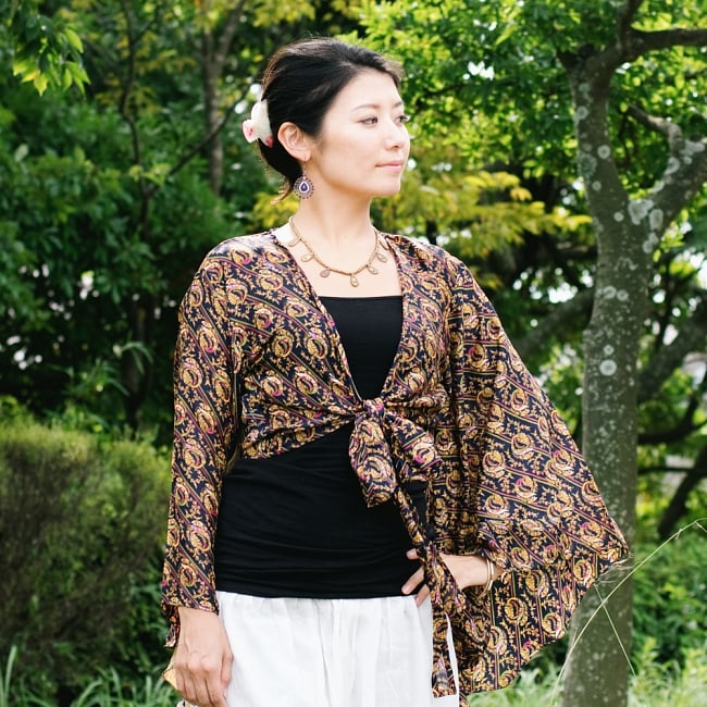 アンティークシルクサリー 長袖前結びベルスリーブシャツ - 黒・紺・焦げ茶 ダークカラー系 2 - 身長165cmのモデルさんの着用例です。