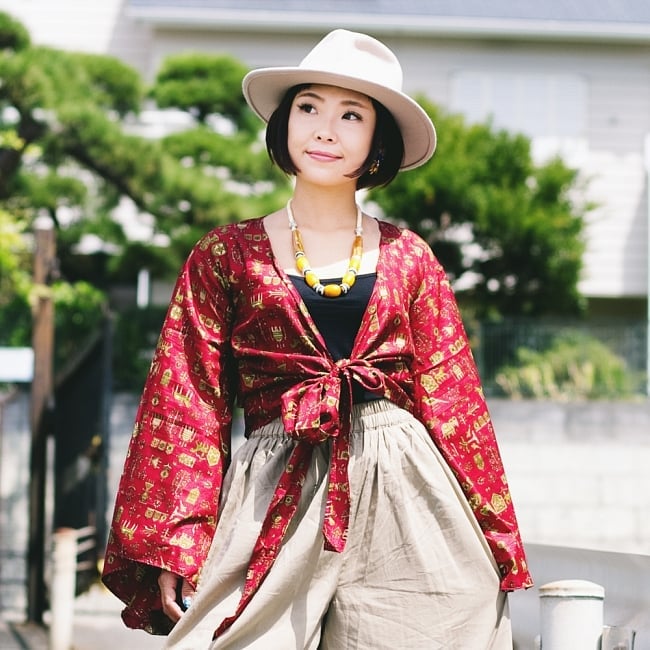 アンティークシルクサリー 長袖前結びベルスリーブシャツ - 赤・ピンク系 2 - 身長150cmのモデルさんの着用例です。