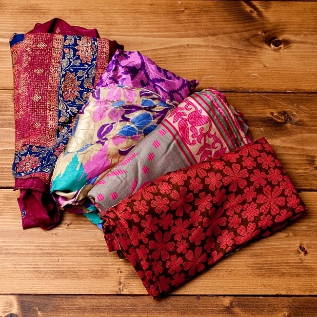 アンティークシルクサリー 長袖前結びベルスリーブシャツ - 赤・ピンク系の写真