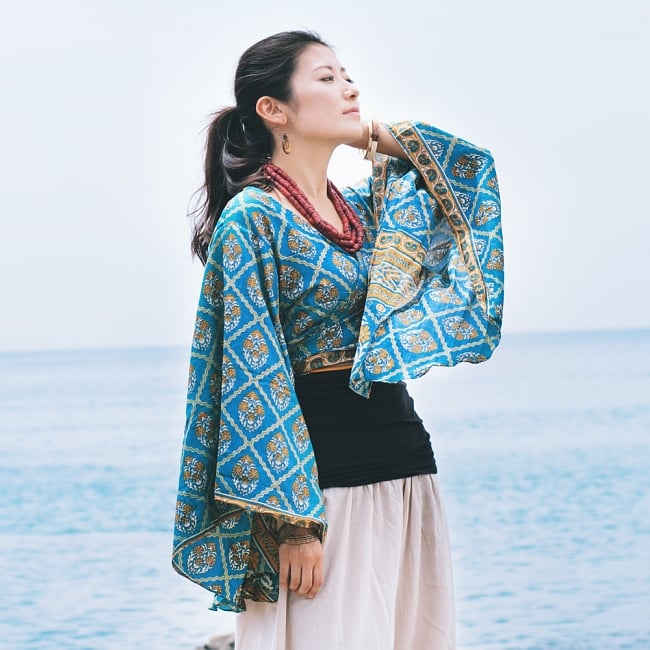 アンティークシルクサリー 長袖前結びベルスリーブシャツ - 青系の商品写真 2枚目 身長165cmのモデルさんの着用例です。