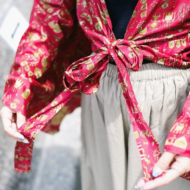 アンティークシルクサリー 長袖前結びベルスリーブシャツ - 青系の商品写真 7枚目 袖口はこんな感じでヒラヒラ可愛いです。