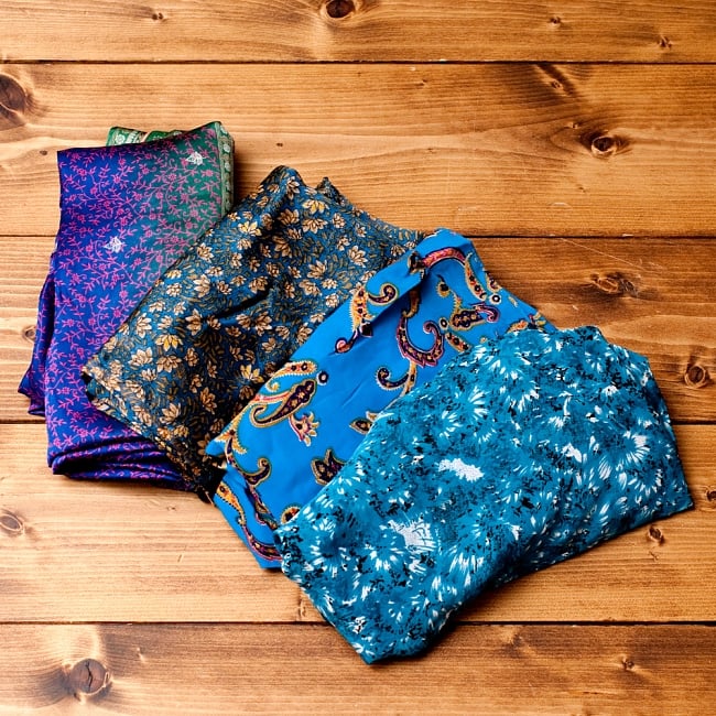 アンティークシルクサリー 長袖前結びベルスリーブシャツ - 青系の商品写真 1枚目 お送りする商品例を並べたところです。アソート品となりますので、このような物の中から当店で選んで発送させていただきます。