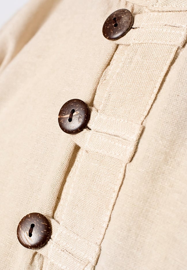 長袖シンプルコットンボタンクルタ 【きなり】 7 - 胸元のボタンが程よいアクセントになっています。