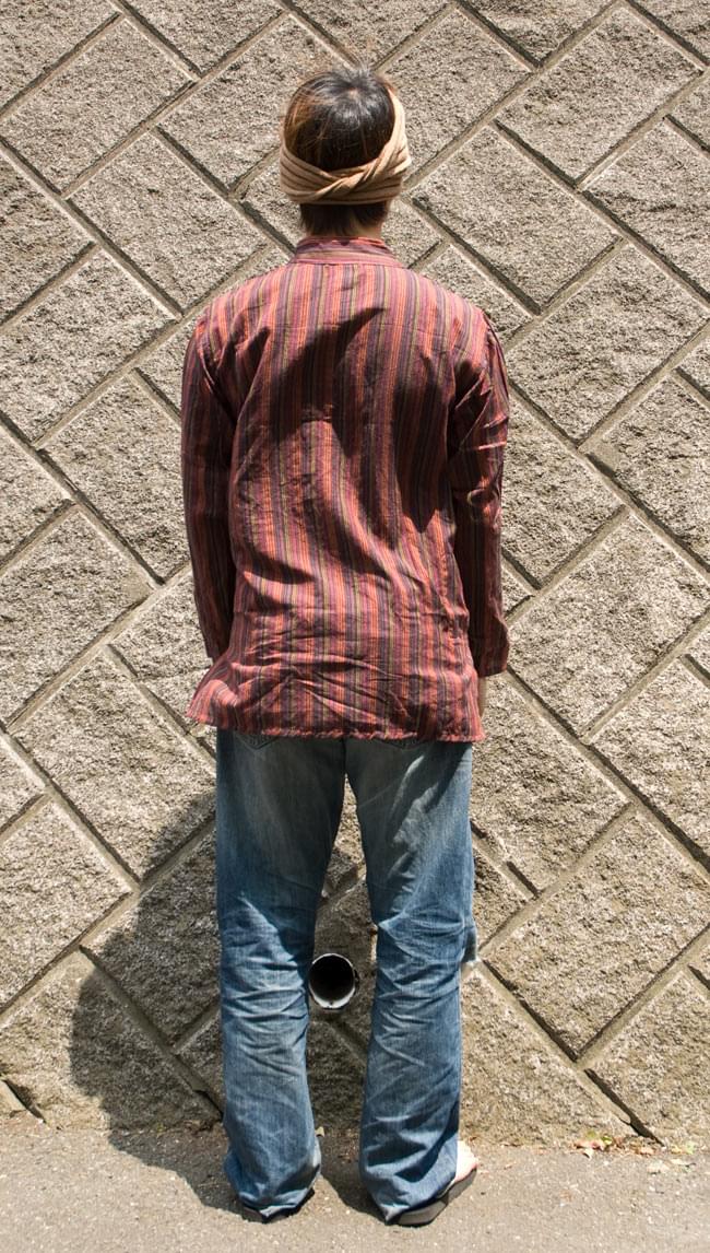 長袖ボタンクルタ 【赤系】の商品写真 3枚目 後ろ姿です。