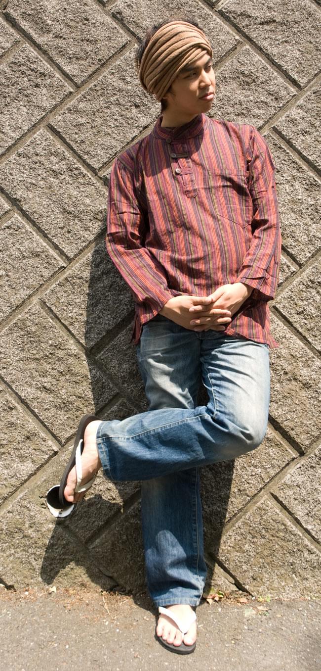 長袖ボタンクルタ 【赤系】の商品写真 1枚目 身長170cmのスタッフが着てみました。デニムに合わせるだけで良い感じのエスニックですね。