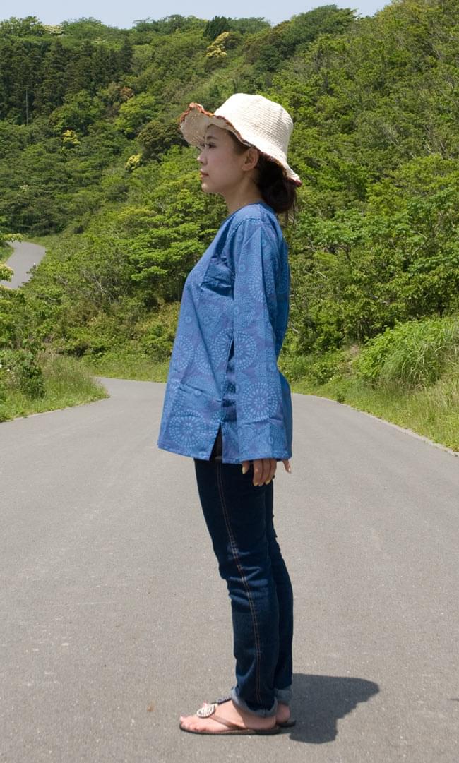 花火柄の長袖コットンシャツ 【ブルー】 2 - 横を向くとこんな感じです。