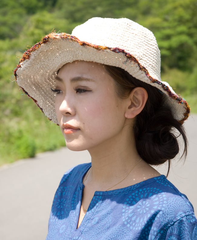 花火柄の長袖コットンシャツ 【ブルー】 5 - 胸元のデザインがスッキリ見えます。