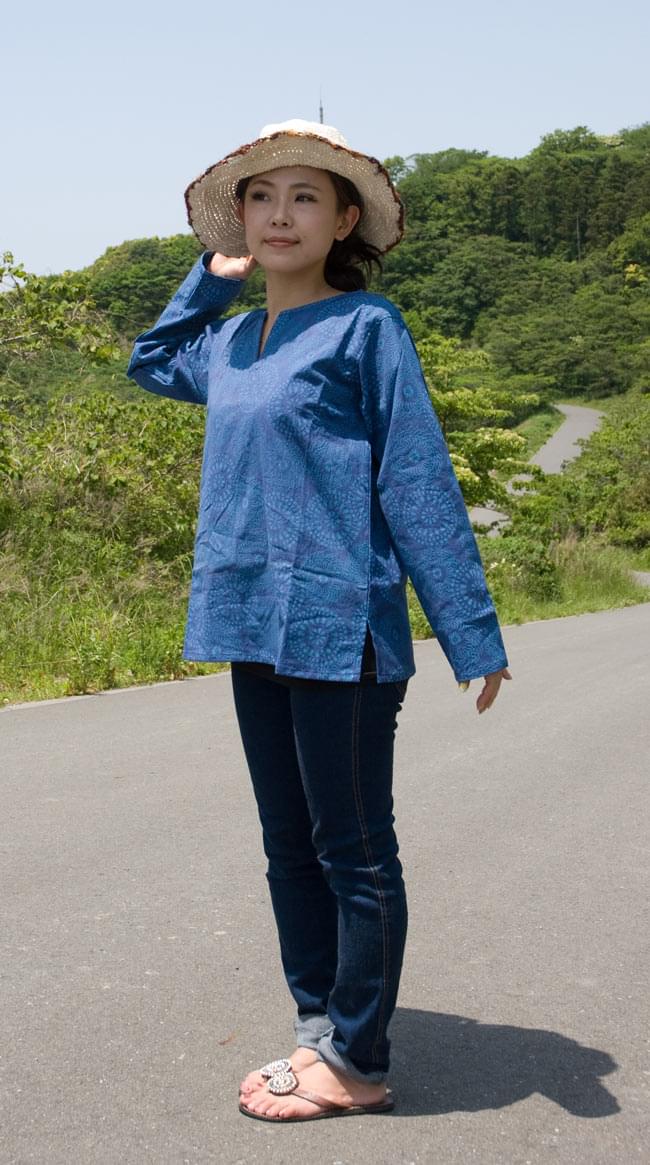 花火柄の長袖コットンシャツ 【ブルー】の写真