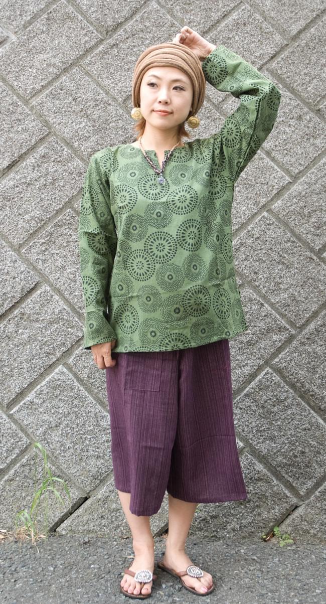 花火柄の長袖コットンシャツ 【緑】の写真
