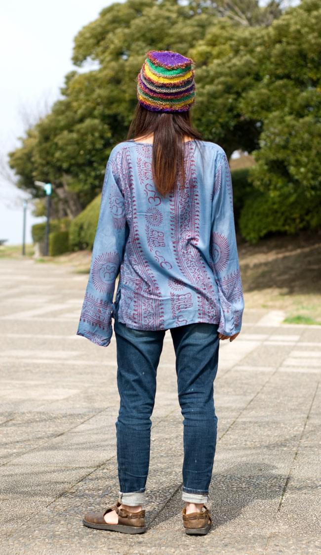 長袖Vネックラムナミシャツ - ブルーグレー 4 - 後ろ姿です。