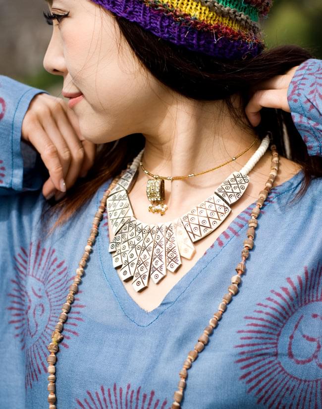 長袖Vネックラムナミシャツ - ブルーグレー 5 - 首元がVネックなのでスッキリした印象です。