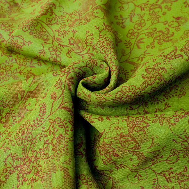 長袖リバーシブル・オールドサリー・カシュクール - パープル系の商品写真 14枚目 オールドサリーの質感は柔らかく、上品な印象です。