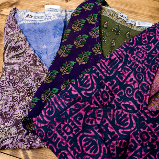 長袖リバーシブル・オールドサリー・カシュクール - パープル系の商品写真 3枚目 アソートでのお届けとなりますので、このようなお色味からおひとつお送りさせて頂きます。