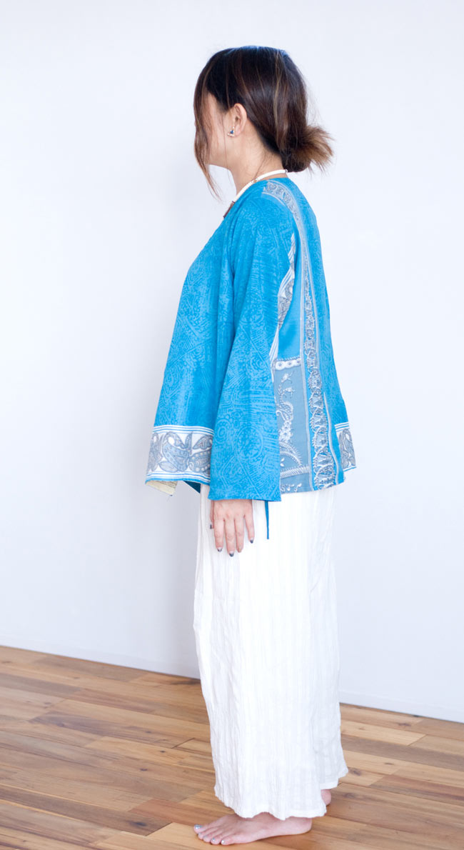 長袖リバーシブル・オールドサリー・カシュクール - パープル系の商品写真 6枚目 横から見た姿です。