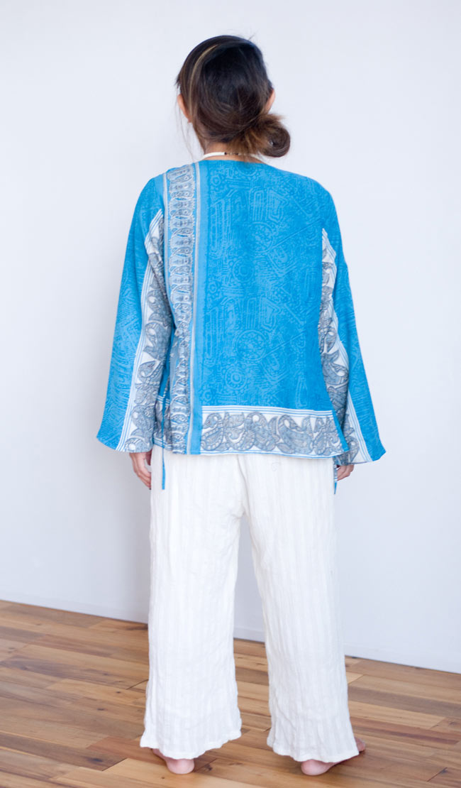 長袖リバーシブル・オールドサリー・カシュクール - パープル系の商品写真 7枚目 後ろ姿です。