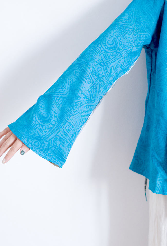 長袖リバーシブル・オールドサリー・カシュクール - パープル系の商品写真 8枚目 袖口をアップにしてみました。