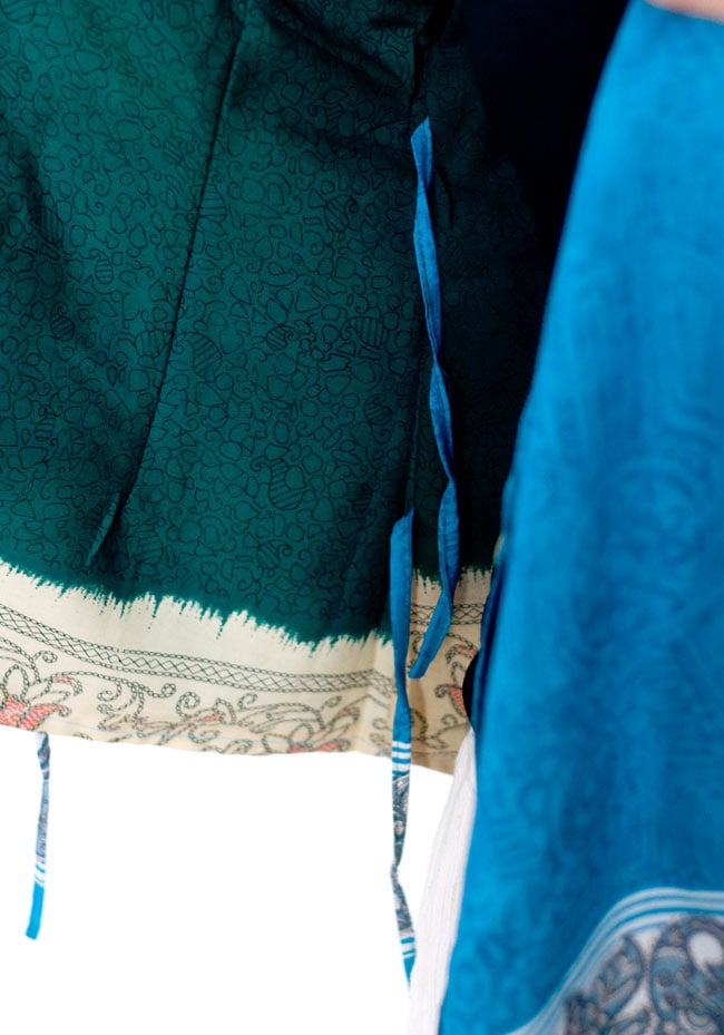 長袖リバーシブル・オールドサリー・カシュクール - パープル系の商品写真 9枚目 このように紐が付いているので、結んで着ても外して着てもOKです。